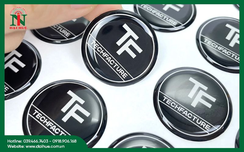 Tem dập nổi logo thương hiệu